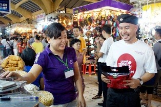 Ông Đặng Lê Nguyên Vũ cùng nhân viên đi tiếp thị tại chợ Bến Thành